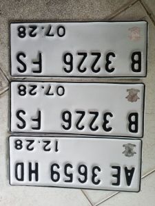 plat nomor motor putih dan hitam