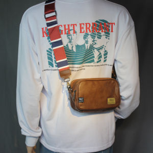 กระเป๋าสะพายข้างผู้ชายแบบสะพายข้างแฟชั่น สายกว้าง ซิปคู่ กระเป๋าสี่เหลี่ยมเล็กแบบสะพายข้าง กระเป๋าสะพายข้าง PU สำหรับวัยรุ่น