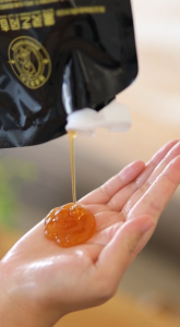 【ซื้อ 2 แถม 2】✨การเจริญเติบโตและการบำรุงเส้นผม✨แชมพูป้องกันผมร่วงโสมและโชวู/แชมพูบำรุงผมด้วยสารสกัดจากพืช แชมพูป้องกันผมร่วงโสมและโชวู