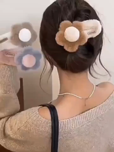 1pcs Plush Flower Hair Clips for Women Cute Fuzzy Floral Hair Barrettes with Pom Pom Soft Fluffy Hair Accessories