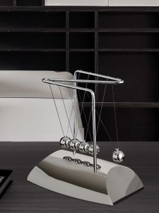 Newton Swing Ball Chaos Swing Perpetual Motion Instrument Office Study Table Decorative Ornament Crafts Creative Home Living Room