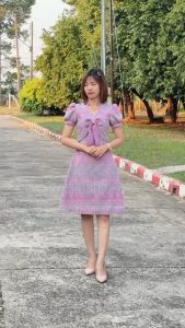 V24 เดรสผ้าไทยสีชมพูทูโทน แต่งกั๊ก โบว์หวาน แขนตุ๊กตา กระโปรงทรงเอใส่สบาย ผ้าทออัดกาวทั้งชุด