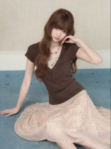 loveheynew | Áo Thun Vintage Cổ V Đa Lớp Nút Ảo