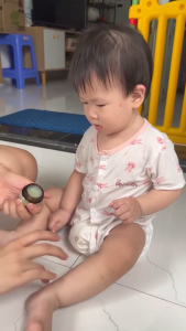 Sáp đuỗi muỗi Mệ Đoan với thành phần vaseline kết hợp tinh dầu tràm nguyên chất hỗ trợ làm dịu da xua đuổi côn trùng 20g