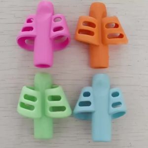 2 Chiếc Bút Chì Viết Bằng Silicon Màu Ngẫu Nhiên Dụng Cụ Hỗ Trợ Cầm Bút Thiết Bị Chỉnh Tư Thế Viết Cho Việc Học Và Luyện Tập