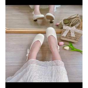 Giày sandan hở gót bít mũi buộc nơ quai sau điệu đà