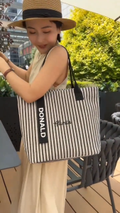 กระเป๋าผ้าแคนวาสลายทาง สไตล์ฤดูร้อน สำหรับผู้หญิง ความจุมาก กระเป๋าโท้ทโรงเรียน สไตล์เกาหลี กระเป๋าสะพายไหล่เดียว กระเป๋าโท้ทพร็อพ คอลเลกชัน 2025