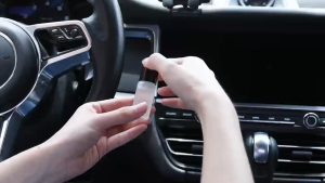 เครื่องพ่นน้ำหอม น้ำหอมในรถ แถมน้ำหอม ในร่มอากาศสดชื่นระงับกลิ่นกายห้องน้ำระงับกลิ่นกาย สเปรย์ปรับอากาศ เครื่องฟอกอากาศสามสีโทนสมาร์ทรถน้ำมันหอมระเหย Diffuser ตกแต่งภายใน