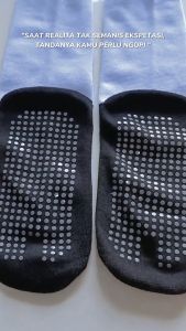 Kaos Kaki Sekolah ANTI SLIP / Kaus Kaki Anak Antislip Putih Telapak Hitam Untuk SD SMP SMA PREMIUM
