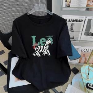 T-Shirt Wanita Lengan Pendek Gaya Korea - Motif Kartun Zebra & Huruf Keren Katun Adem Premium Ukuran Besar Slim Fit Desain Streetwear Unik Tren Musim Panas 2025 Baju Santai Liburan untuk Pria dan Wanita Longgar Tops Pullover Kerah Bulat Pakaian couple