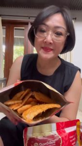 Camilan Makanan Ringan Snack Import Thailand Non Halal Pueng Ngee Chiang 90 Gr Rice Crackers Flossy Pork Varian Chili Paste Original Tomyum Brown Rice Shrimp Squid Floss Spicy