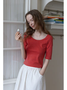 เสื้อยืดแขนสั้นทรงสลิมฟิต EGGKA ทรง U ประดับเลื่อมเล็ก สไตล์ลำลอง ฤดูร้อน 2025 โพลีเอสเตอร์ จีนแผ่นดินใหญ่