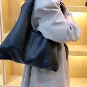 Tas Selempang Impor Studio Terbatas: Desain & Bahan Berkualitas