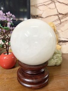 Bị cầu thạch anh màu trắng cùi dừa tự nhiên đường kính 19 cm nặng 9 kg