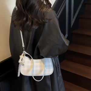 SEA YADOU  กระเป๋าสะพายข้างลายตารางสี่เหลี่ยมสไตล์เรโทร ประดับตุ๊กตาไข่มุก แฟชั่นใหม่สำหรับผู้หญิง