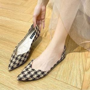 รองเท้าส้นแบนผู้หญิงสไตล์ชิคฮาราจูกุ ฤดูใบไม้ร่วง 2025 รองเท้าลำลอง ส้นแบน พื้นนุ่ม หัวแหลม กันลื่น รองเท้าสวมสบาย