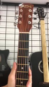 คุณสมบัติของกีต้าร์: Martin Lee 38 นิ้ว, มีเหล็กดามคอ กระเป๋าดังเดิม, ปรับคอได้ แอคชั่นสร้างความสวยงาม ส่งลูกค้าที่น่าสนใจ