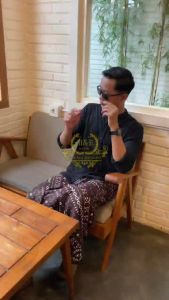 Sarung Batik Pria: Tips & Trik Memilih & Mengenakan