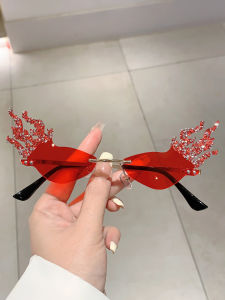 แว่นกันแดดแฟชั่นแบบใหม่ปี 2024 ดีไซน์ไฟไหม้ประดับเพชร แว่นกันแดดสไตล์เกาหลี แว่นกันแดดแบบลำลองสำหรับงานปาร์ตี้