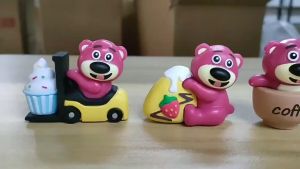 Mô Hình 6 Nhân Vật Gấu Dâu Lotso Đi Xe Đáng Yêu Cute Cao 8cm Thích Hợp Decor Trang Trí Phòng Ngủ Quà Tặng Sinh Nhật