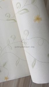 Wallpaper Vinyl Dinding Bunga Kecil Akar Daun Estetik Warna Putih Tulang Bunga Pink dan Kuning