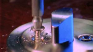 ชุดถอนสกรูเกลียวซ้าย 4ตัว ชุดเครื่องมือถอนหัวน็อต ตะปู พร้อมกล่องอลูมิเนียม เหล็กอัลลอย