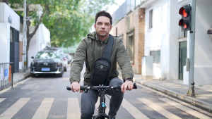 Fenruien กระเป๋าสะพายข้างผู้ชายกันน้ำ Anti-Theft ผู้ชายกระเป๋าสะพายไหล่ USB เอนกประสงค์ชาร์จกระเป๋าคาดอก2025ใหม่