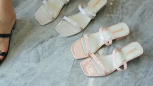 รองเท้าแตะสูง รองเท้าส้นสูง 4.5cm สีพื้นแบบเรียบหรูดูแพง ยืนนานไม่ปวดขา สายคาดแต่งลายหนัง #sy157 รูปแบบแต่งหน้า