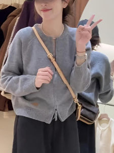 เสื้อสเวตเตอร์ถักแขนยาวคอตั้งสีเทา 2025 ฤดูใบไม้ร่วง/ฤดูหนาว ทรงหลวม สำหรับผู้หญิง เสื้อคลุมกันหนาวแบบสวมหัว