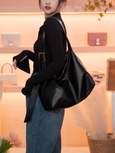Fashionable Large Capacity Tote Bag Womens Handbag Soft PU Leather Zipper Closure Daily Use Shoulder Crossbody Bag