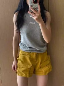 กางเกงขาสั้นทรงเอเอวสูงทรงเข้ารูปสีเหลืองสไตล์อเมริกันย้อนยุคสำหรับผู้หญิงในช่วงฤดูร้อนปี 2024 กางเกงยีนส์ทรงทำงานหลายกระเป๋า