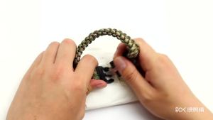 <1122> เชือกร่มมีดสร้อยข้อมือมีดมีดยิงกลางแจ้งเชือกมือมัลติฟังก์ชั่นแคมป์ปิ้งเอาชีวิตรอดการผจญภัยกลางแจ้งสร้อยข้อมือฉุกเฉินสร้อยข้อมือ