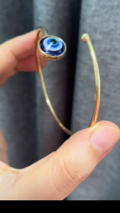 Evil Eyeสร้อยข้อมือ สร้อยข้อมือสแตนเลสไทเทเนียม ความหมายแห่งโชคดี เหมาะสำหรับมอบเป็นของขวัญ จัดส่งจากประเทศไทย