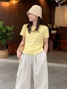 เสื้อยืดคอกลมแขนสั้นสีเหลืองสำหรับผู้หญิง ทรงหลวม สไตล์เกาหลี ฤดูร้อน 2025 เสื้อผ้าทำงานแบบใหม่ที่สวมใส่สบาย