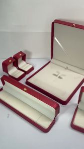 เครื่องประดับทองภายในกำมะหยีีสีครีม กล่องใส่เครื่องประดับ รุ่นหนัง PU สีแดง ด้านหน้ามงกุฎสีทอง