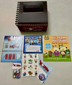 Hộp quà tặng phim "Wolfoo & Cuộc đua tam giới" (1 huy hiệu & sticker)