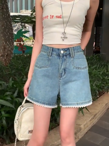 GHAOHES  กางเกงยีนส์สั้นสีน้ำเงินเข้ม ทรงA-lineเอวสูง แต่งลูกไม้ กางเกงฮอตขากว้าง 6628