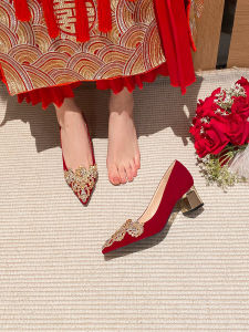 รองเท้าแต่งงานสีแดง รองเท้าแต่งงานแบบสวมส้นเตี้ย พื้นแบน ส้นหนา รองเท้าแต่งงานสำหรับใส่ไปงานแต่งงานในฤดูใบไม้ผลิและฤดูร้อน