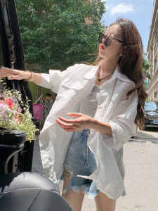 เสื้อเชิ้ตแขนยาวหลวมๆ สำหรับผู้หญิงในช่วงฤดูร้อน ผ้าบาง เครื่องปรับอากาศ ผ้าลายทางสีขาว ป้องกันแสงแดด เสื้อเชิ้ตผู้หญิง