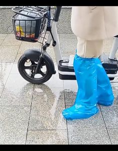 ถุงเท้ากันน้ํา ถุงคลุมเท้า รุ่นหนา กันน้ํา กันฝุ่น ถุงพลาสติก มียางรัดต้นขา มีทั้งรุ่น แบบสั้น และยาว