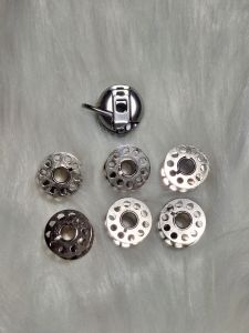 กระสวยจักรเล็ก และกะโหลกจักรเล็กหัวดำ อย่างดี สำหรับจักรเล็กหัวดำทุกยี่ห้อ