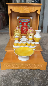 [Combo148] Bộ Bàn Thờ Thần Tài Thổ Địa Gỗ Sồi Ngang 42cm Và Bộ Sứ Họa Tiết Đá Hoa Cương Màu Vàng.