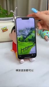 Phone Holder Crayon Shinchan Figure Toys Holder Pajangan Meja Lucu Lazy Santai Serbaguna