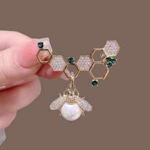 Exquisite honeycomb pearl bee brooch high-end female design niche pin fashionable temperament chest flower suit accessories