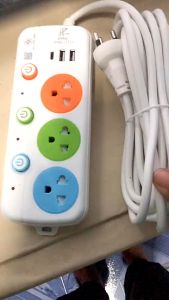 เครื่องปรับแต่งไฟล์ USB ประกอบด้วย ปลั๊กไฟ, ผู้ชายปลั๊กไฟมาตราฐาน, รางปลั๊กไฟ, ปลั๊กพ่วง, ปลั๊กเปิดปิด, ปลั๊กสามตา และ ปลั๊กสายต่อพ่วง