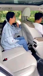 Móc treo đồ trên xe oto tiện lợi