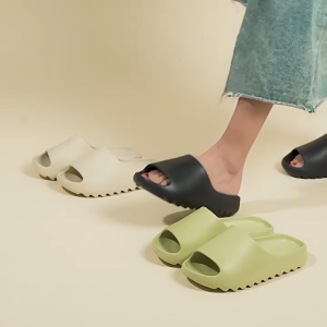 รองเท้าแตะ แบบสวม ใส่ในบ้านหรือนอกบ้านก็ได้ รองเท้าแตะกันลื่น กันน้ำ สีสวยเรียบง่าย ใส่แล้วสบายเท้าไม่เจ็บ