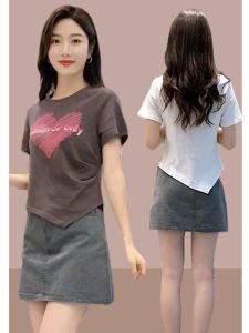 เสื้อยืดแขนสั้นผ้าฝ้ายแท้ทรงหลวมสำหรับผู้หญิง ฤดูร้อน 2025 เสื้อตัวบนทรงสั้นไม่สมมาตร เสื้อยืดผู้หญิง แฟชั่นฤดูร้อน เสื้อผ้าทำงาน