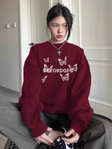 เสื้อฮู้ดคอกลมแขนยาวสีแดงวินเทจไซส์ใหญ่พิเศษ แฟชั่นฤดูใบไม้ร่วง/ฤดูหนาว เสื้อผ้าผู้หญิง คอลเลกชั่นใหม่ 2024