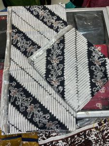 Kain prada pengantin | kain prada | kain prada manten | kain prada akad | kain prada sunda | kain prada lereng sunda | jarik prada | jarik manten | jarik pengantin | kain sunda | kain prada sunda | kain batik | kain jarik